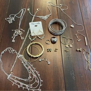 MISCELLANEOUS Womens Costume Jewelry Rings, Necklaces, Bracelets, Earrings 22pc